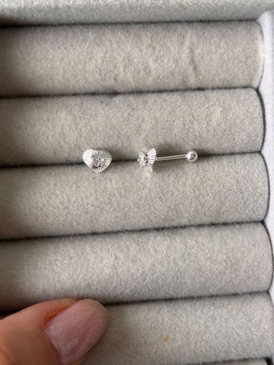 Aretes con seguro de bebe Punto de luz corazón 